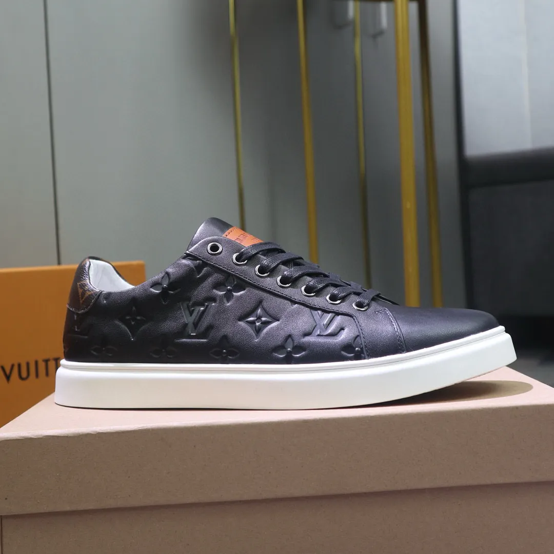 Factory price: 400💰 LV's latest casual men's shoes👉 👉 Popular casual fashion style, 💞 Simple and elegant style, 🔊 The fabric is made of imported cowhide, ☑️Comfortable sheepskin lining, original wear-resistant rubber outsole, the classic model in the counter is taken in kind, code number: 38-44, (45 can be customized)